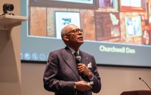 مدرس مهمان آندره چرچول ، دکتر ، تأملات خود را در مورد ارزش مربیگری به اشتراک می گذارد مدرس مهمان آندره چرچول ، دکتر ، تأملات خود را در مورد ارزش مربیگری به اشتراک می گذارد