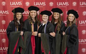 کالج داروسازی کلاس 2025 در مراسم مدرک دریافت می کند کالج داروسازی کلاس 2025 در مراسم مدرک دریافت می کند