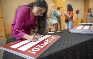 مراسم مسابقه کالج داروسازی مراحل بعدی را برای سالمندان ، فارغ التحصیلان به اشتراک می گذارد مراسم مسابقه کالج داروسازی مراحل بعدی را برای سالمندان ، فارغ التحصیلان به اشتراک می گذارد