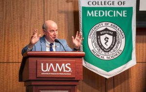 کالج پزشکی UAMS در روز افتخار دین 2025 دانشکده و کارمندان را جشن می گیرد کالج پزشکی UAMS در روز افتخار دین 2025 دانشکده و کارمندان را جشن می گیرد