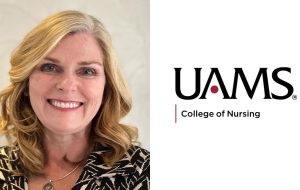 UAMS سارا جین Rhoads ، دکتری ، DNP را به عنوان معاون بعدی دانشکده پرستاری استخدام می کند UAMS سارا جین Rhoads ، دکتری ، DNP را به عنوان معاون بعدی دانشکده پرستاری استخدام می کند