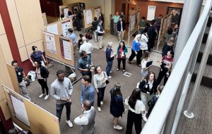 دانشجویان دستیار پزشک تحقیقات خود را در روز تحقیق دانشجویی ارائه می دهند دانشجویان دستیار پزشک تحقیقات خود را در روز تحقیق دانشجویی ارائه می دهند